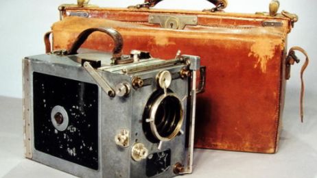 Eine historische 16mm Kamera mit dazugeh&ouml;rigem Koffer.