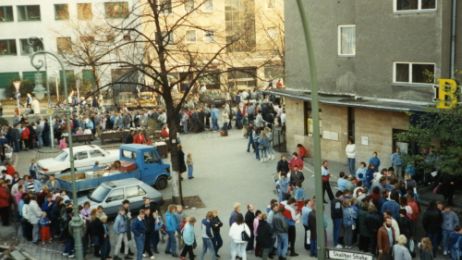 Sehr lange Warteschlange vor einer Bankfiliale in einer Berliner Wohngegend 1989.