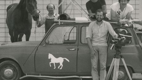 Vier M&auml;nner, ein Auto und ein Pferd posieren f&uuml;r ein Foto bei Dreharbeiten.